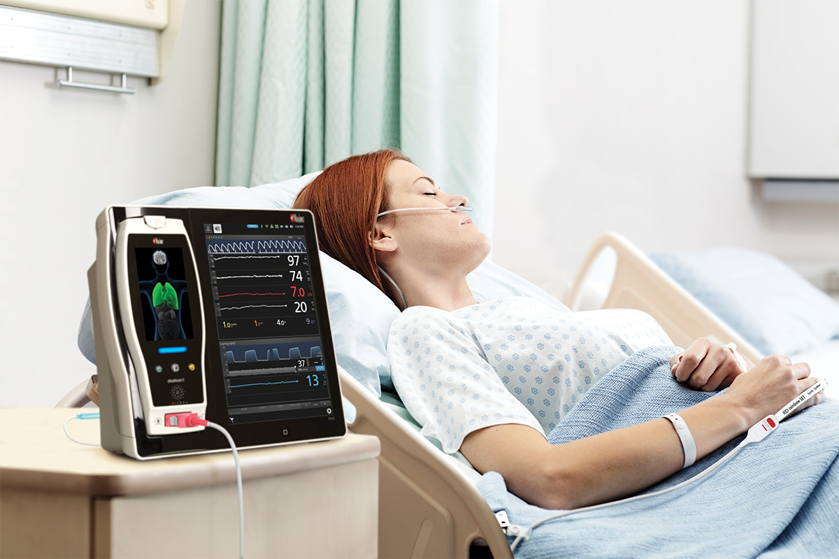 Patient, der mit einer Nasenkanüle in einem Krankenhausbett liegt